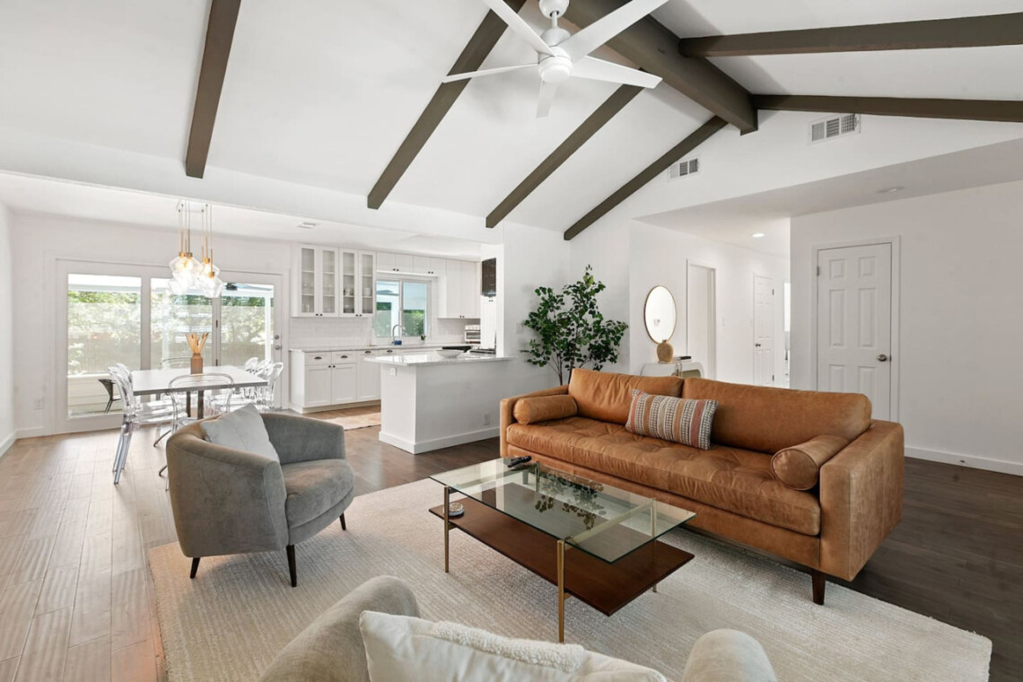 Travis Heights Home w/ Pool, Screened porch & Walk to South Congress