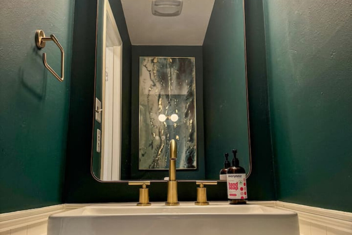 Travis Heights Home w/ Pool, Screened porch & Walk to South Congress