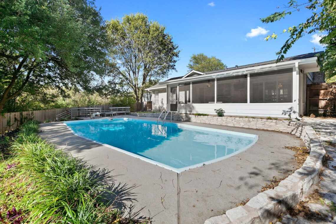 Travis Heights Home w/ Pool, Screened porch & Walk to South Congress