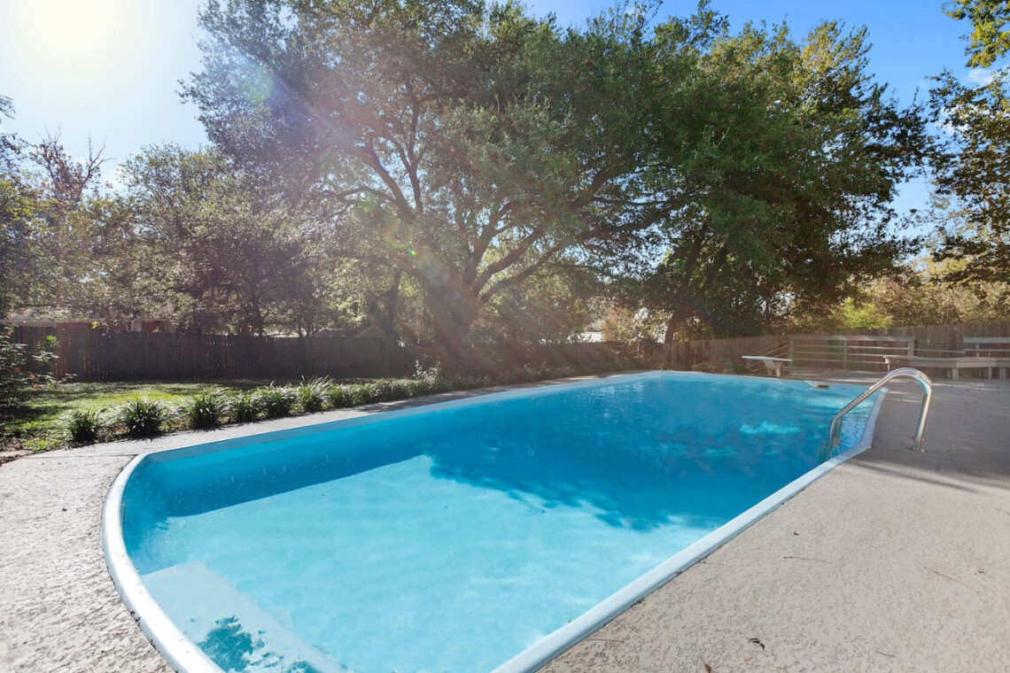 Travis Heights Home w/ Pool, Screened porch & Walk to South Congress