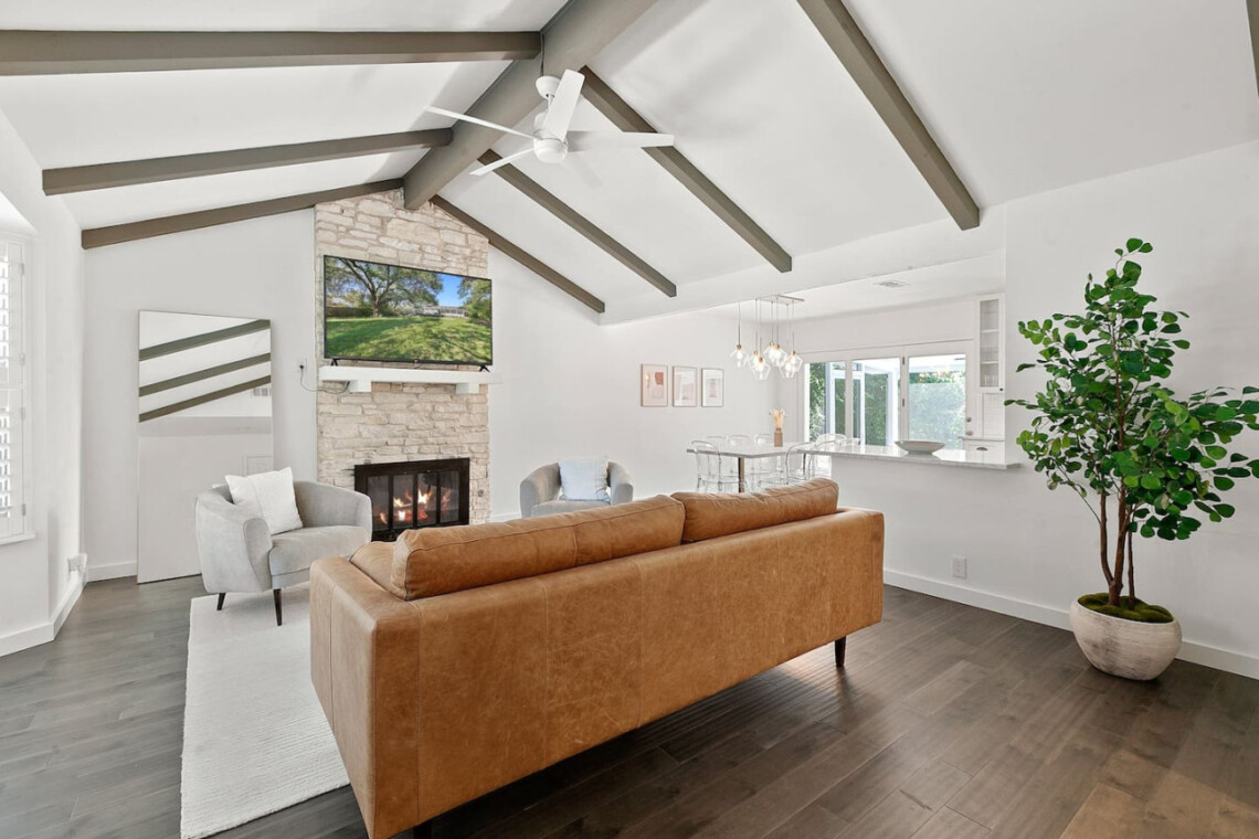 Travis Heights Home w/ Pool, Screened porch & Walk to South Congress