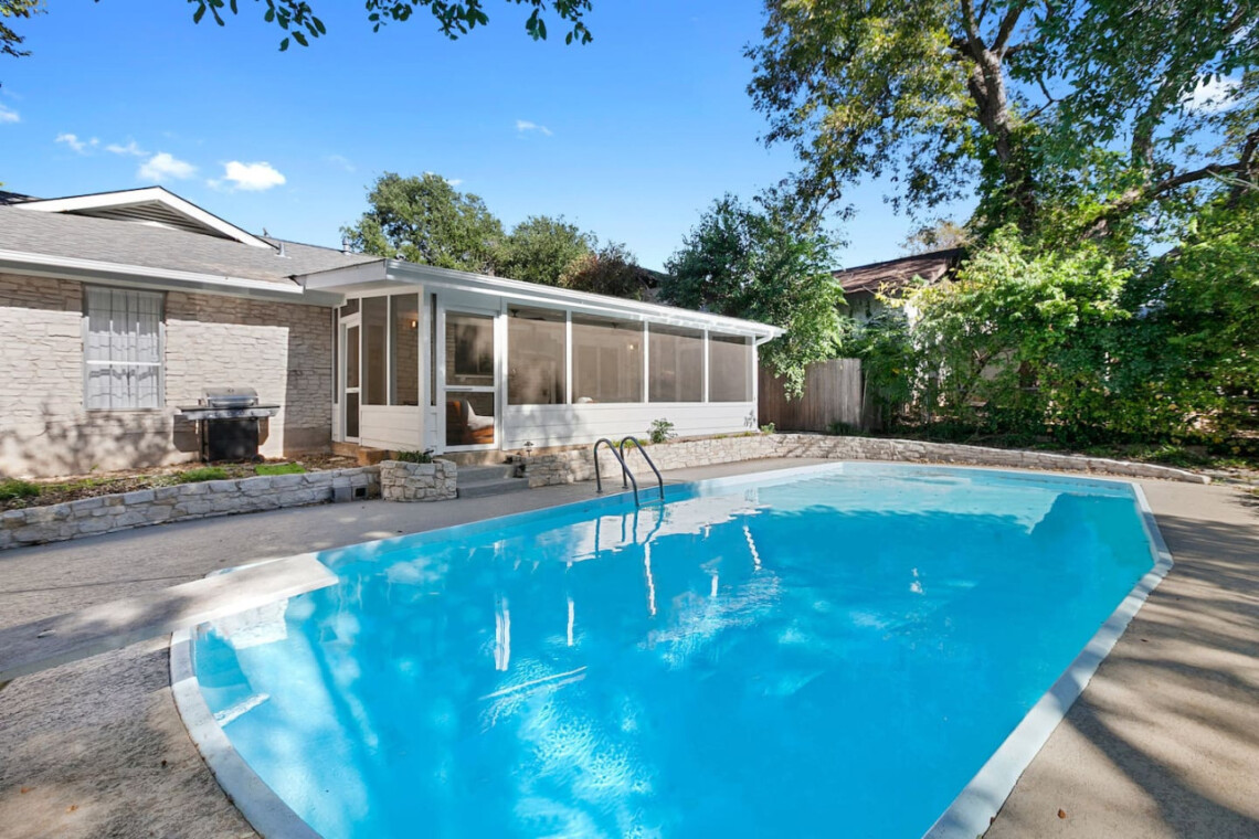 Travis Heights Home w/ Pool, Screened porch & Walk to South Congress