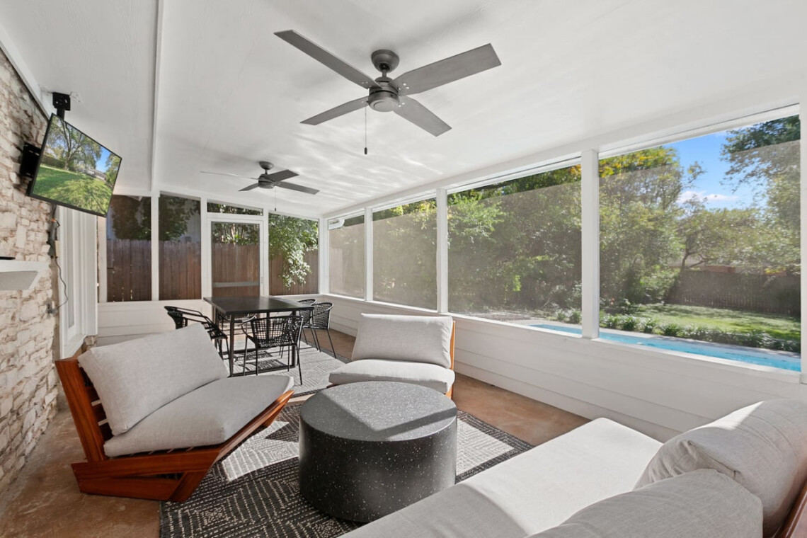 Travis Heights Home w/ Pool, Screened porch & Walk to South Congress