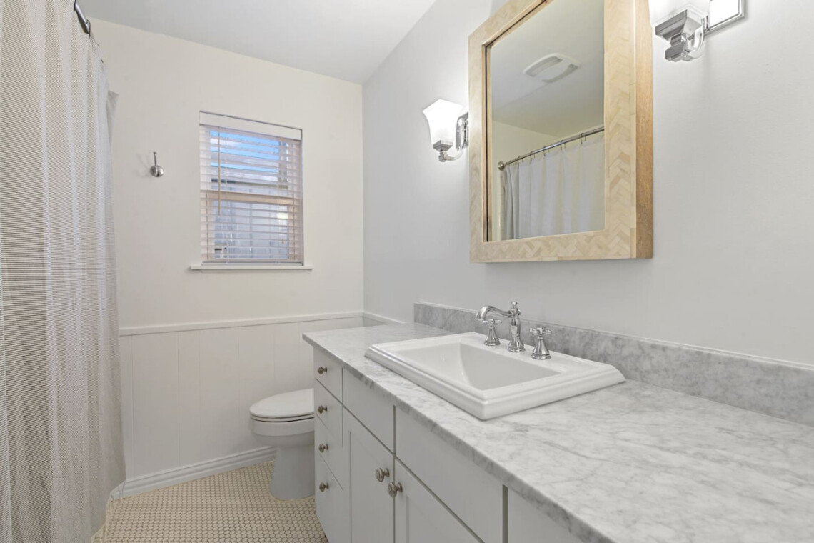 Travis Heights Home w/ Pool, Screened porch & Walk to South Congress