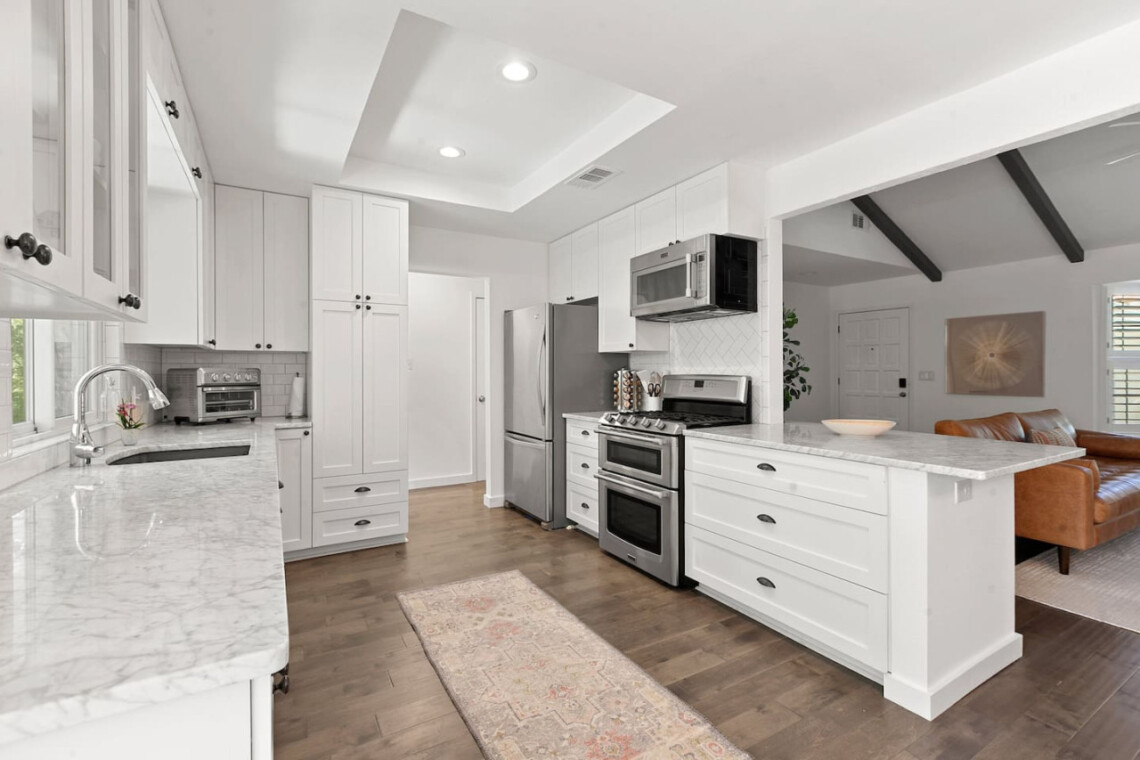 Travis Heights Home w/ Pool, Screened porch & Walk to South Congress