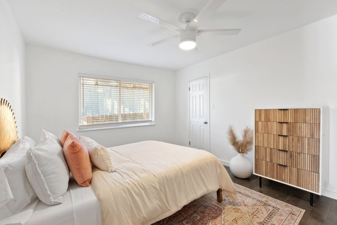 Travis Heights Home w/ Pool, Screened porch & Walk to South Congress