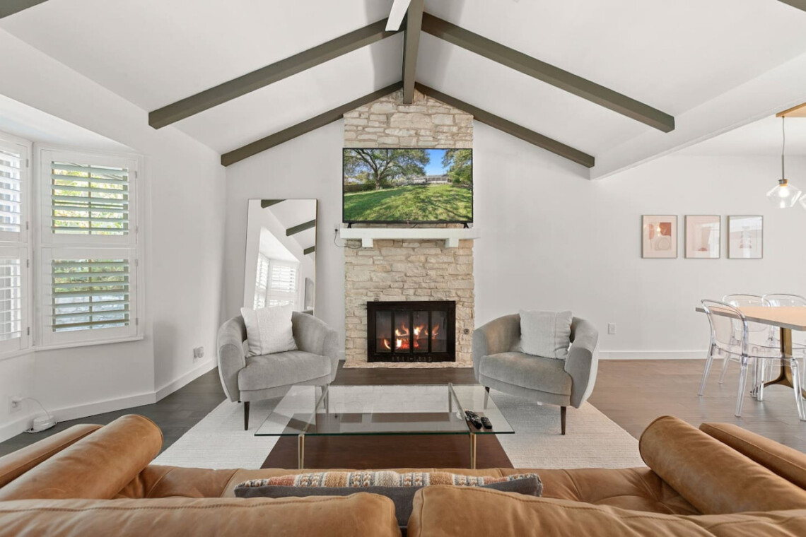 Travis Heights Home w/ Pool, Screened porch & Walk to South Congress